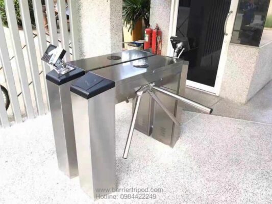 ứng dụng cổng xoay kiểm soát ra vào chấm công