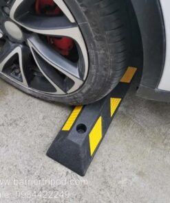 gờ chặn xe ô tô